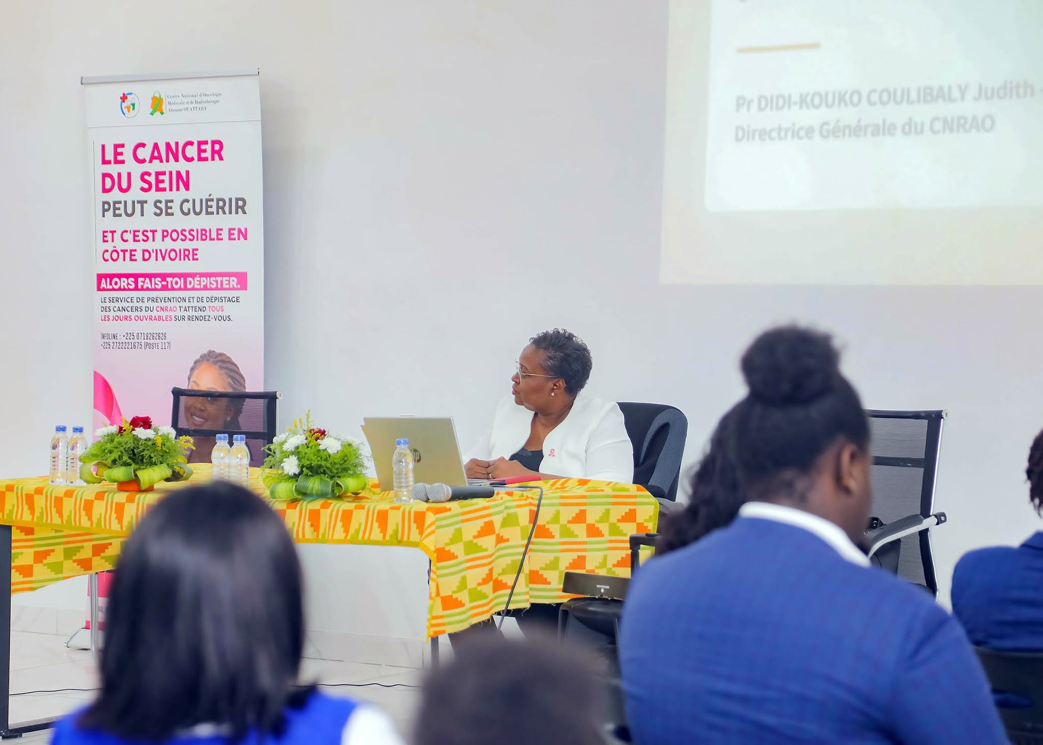 La Pr. Judith Didi-Kouko Coulibaly à la table de conférence, face aux étudiants de l'UICF, pour Octobre Rose