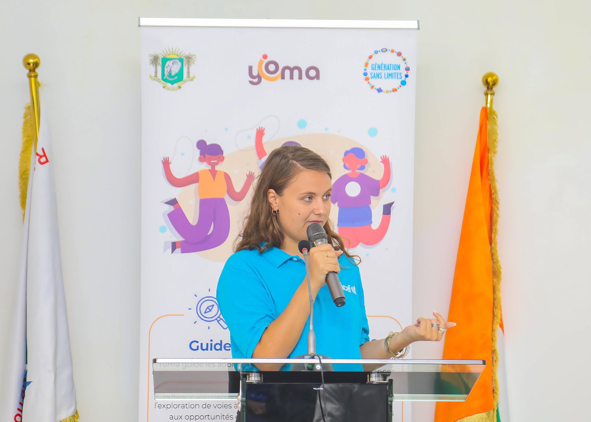 Une représentante de l'UNICEF présente la plateforme Yoma au pupitre, à l'UICF